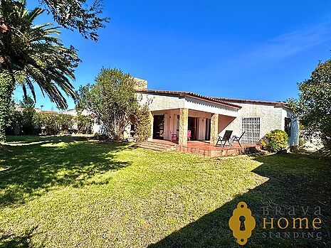 Villa avec double parcelle de terrain proche de la plage d'Empuriabrava