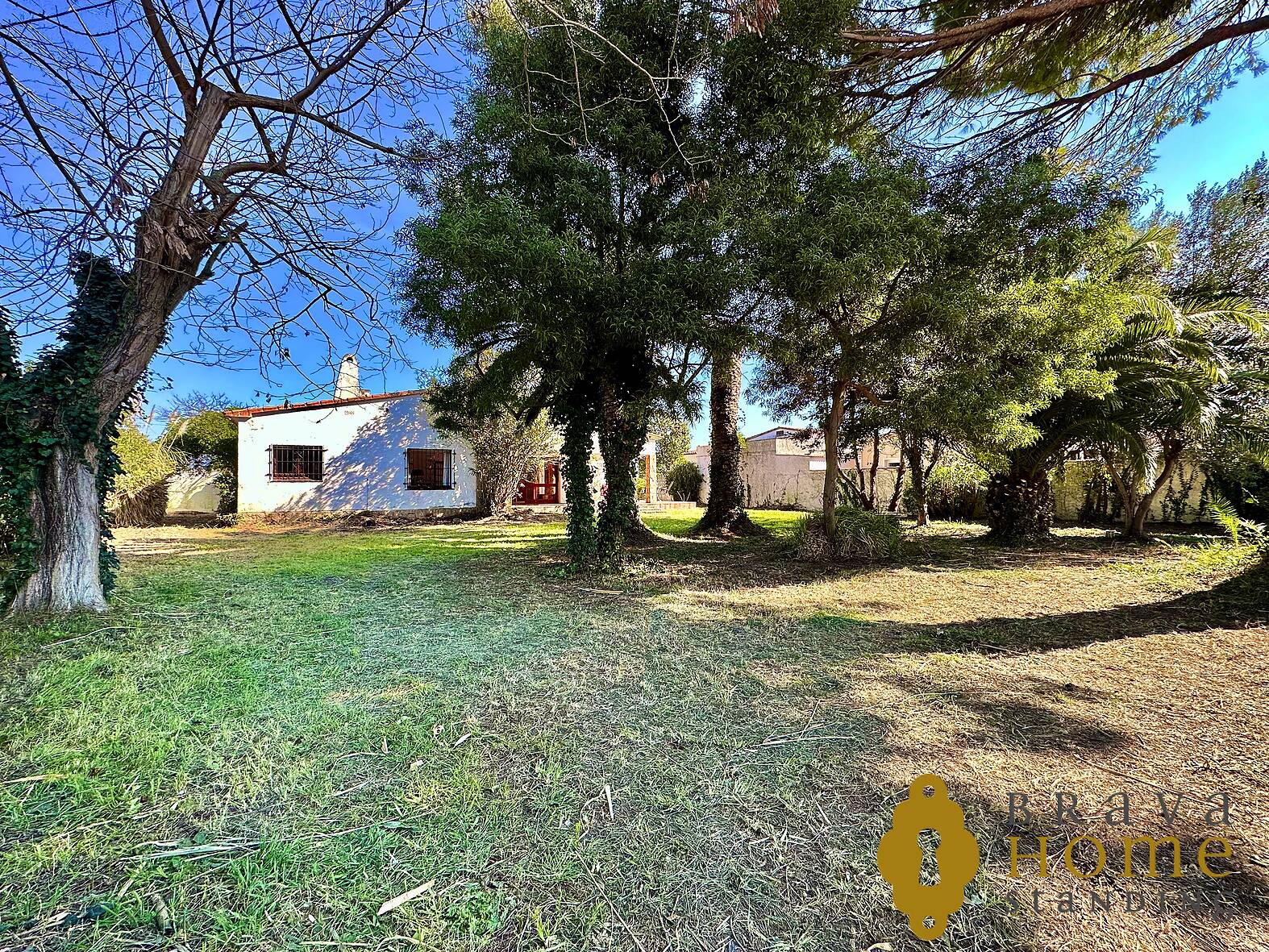 Casa amb 2 terrenys a prop de la platja d'Empuriabrava