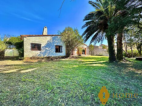 Villa with double plot close to the the beach of Empuriabrava