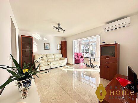 Beautiful apartment with sea views and pool, for sale in Rosas