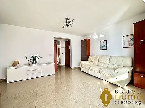 Beautiful apartment with sea views and pool, for sale in Rosas