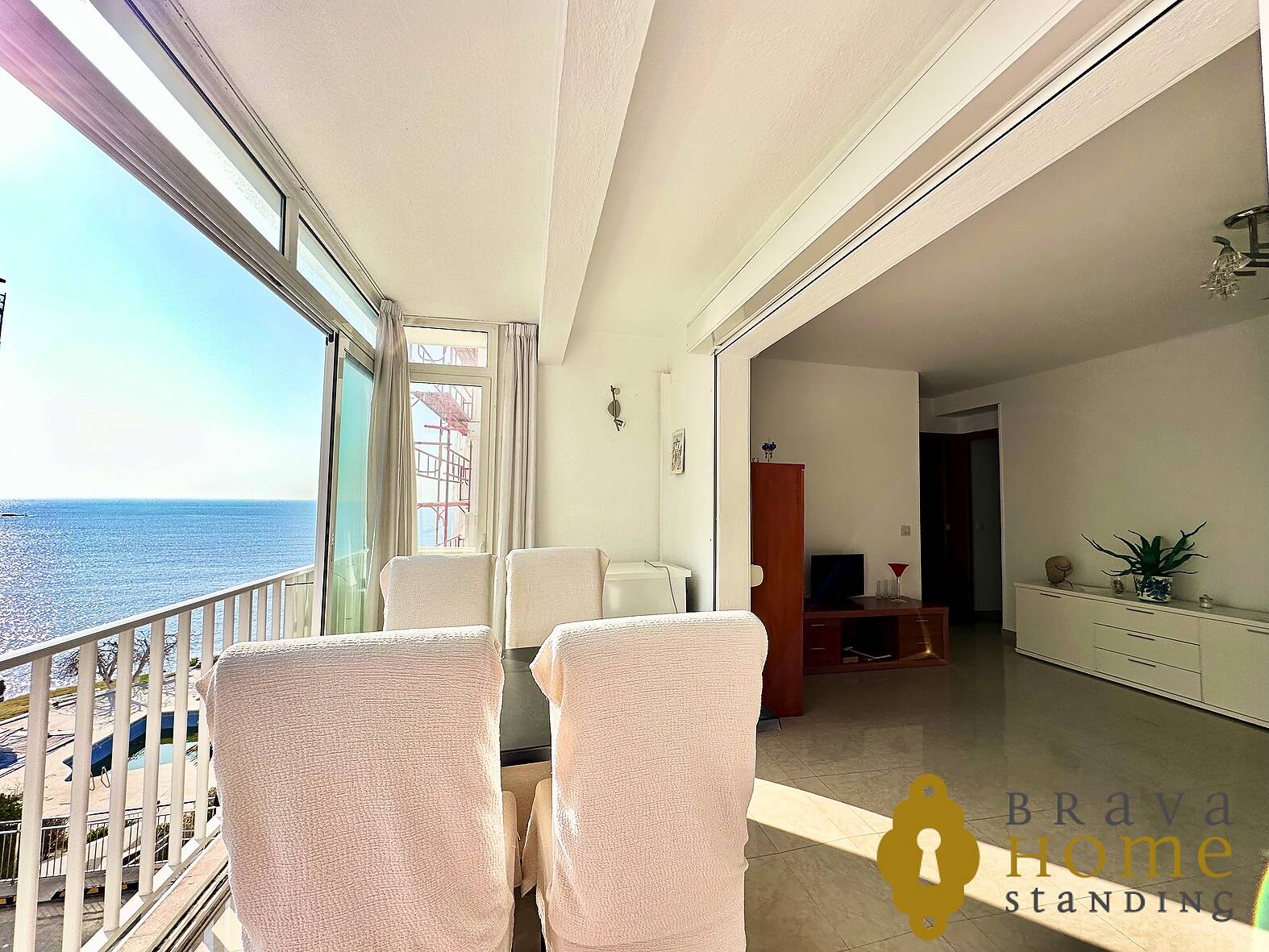 Precioso apartamento con vistas al mar y piscina en venta en Rosas