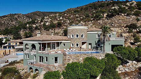 Luxurious villa located on the heights of Palau-Saverdera