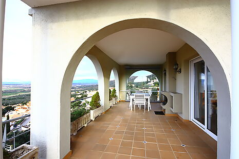 Luxurious villa located on the heights of Palau-Saverdera