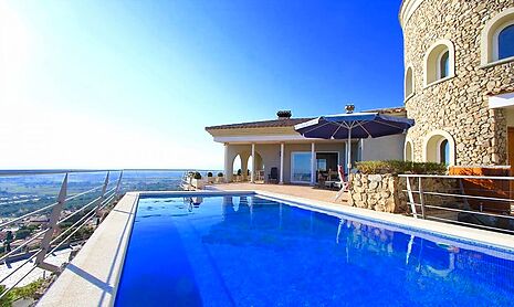 Luxurious villa located on the heights of Palau-Saverdera