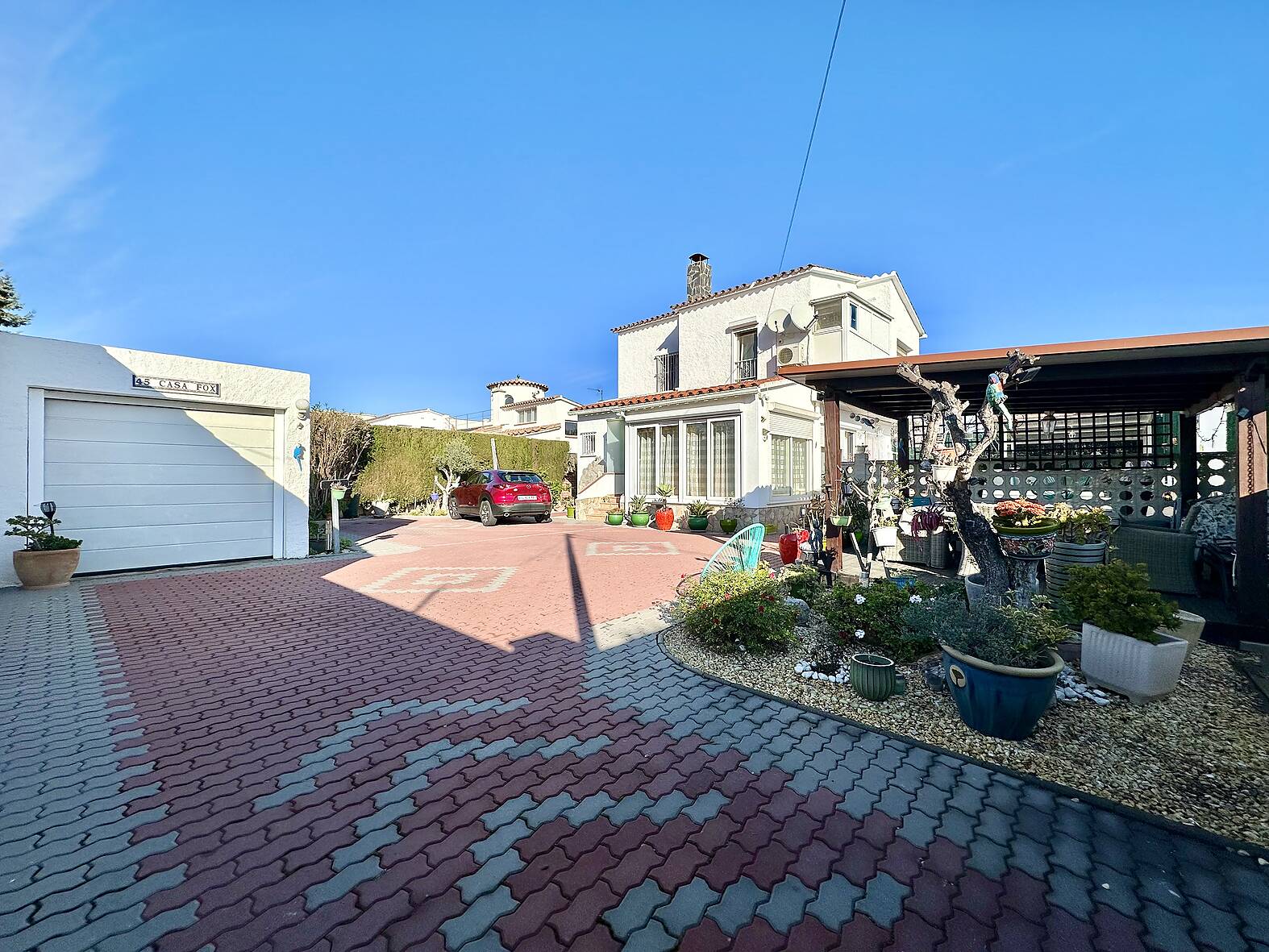 Preciosa casa con piscina y estudio independiente en venta en Empuriabrava