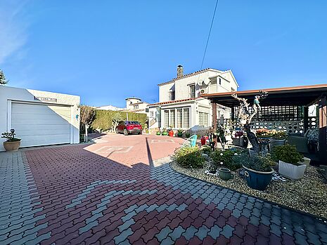 Belle villa avec piscine et studio indépendant à vendre à Empuriabrava