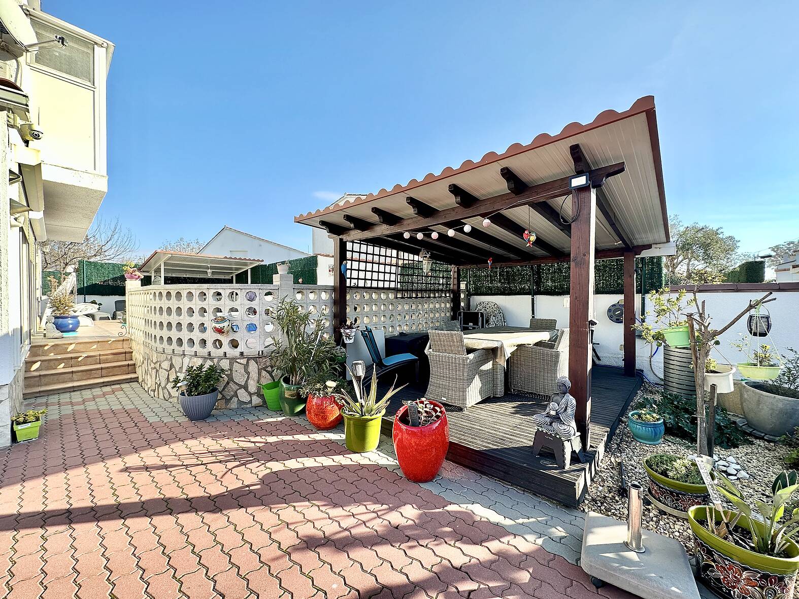 Preciosa casa con piscina y estudio independiente en venta en Empuriabrava