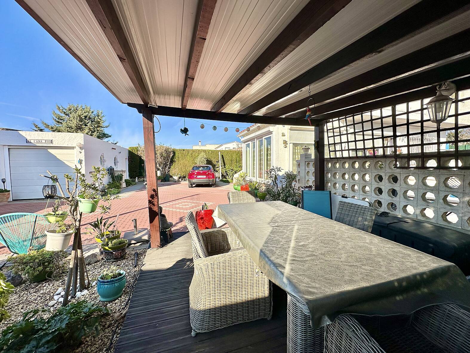 Preciosa casa con piscina y estudio independiente en venta en Empuriabrava
