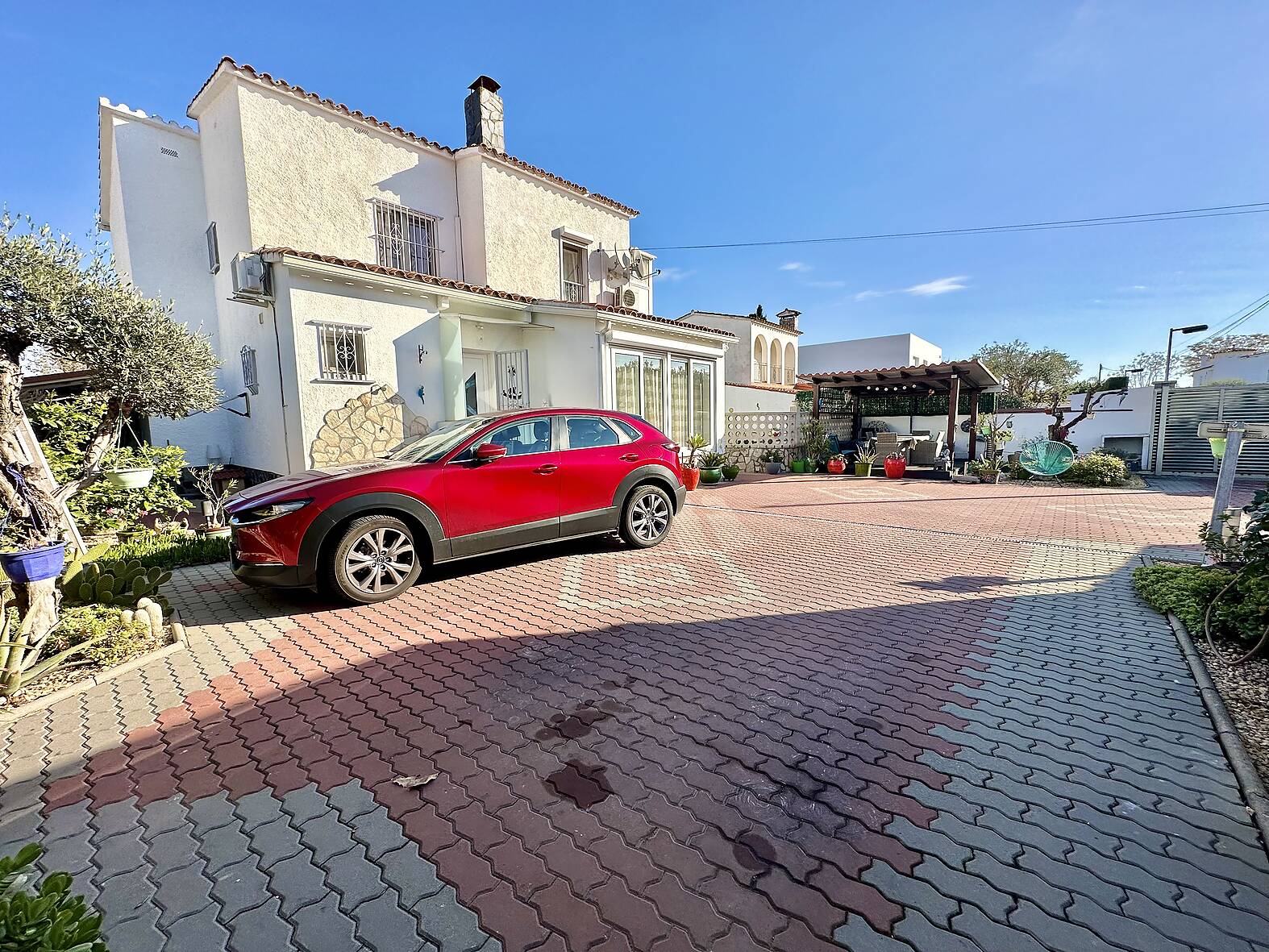 Preciosa casa con piscina y estudio independiente en venta en Empuriabrava