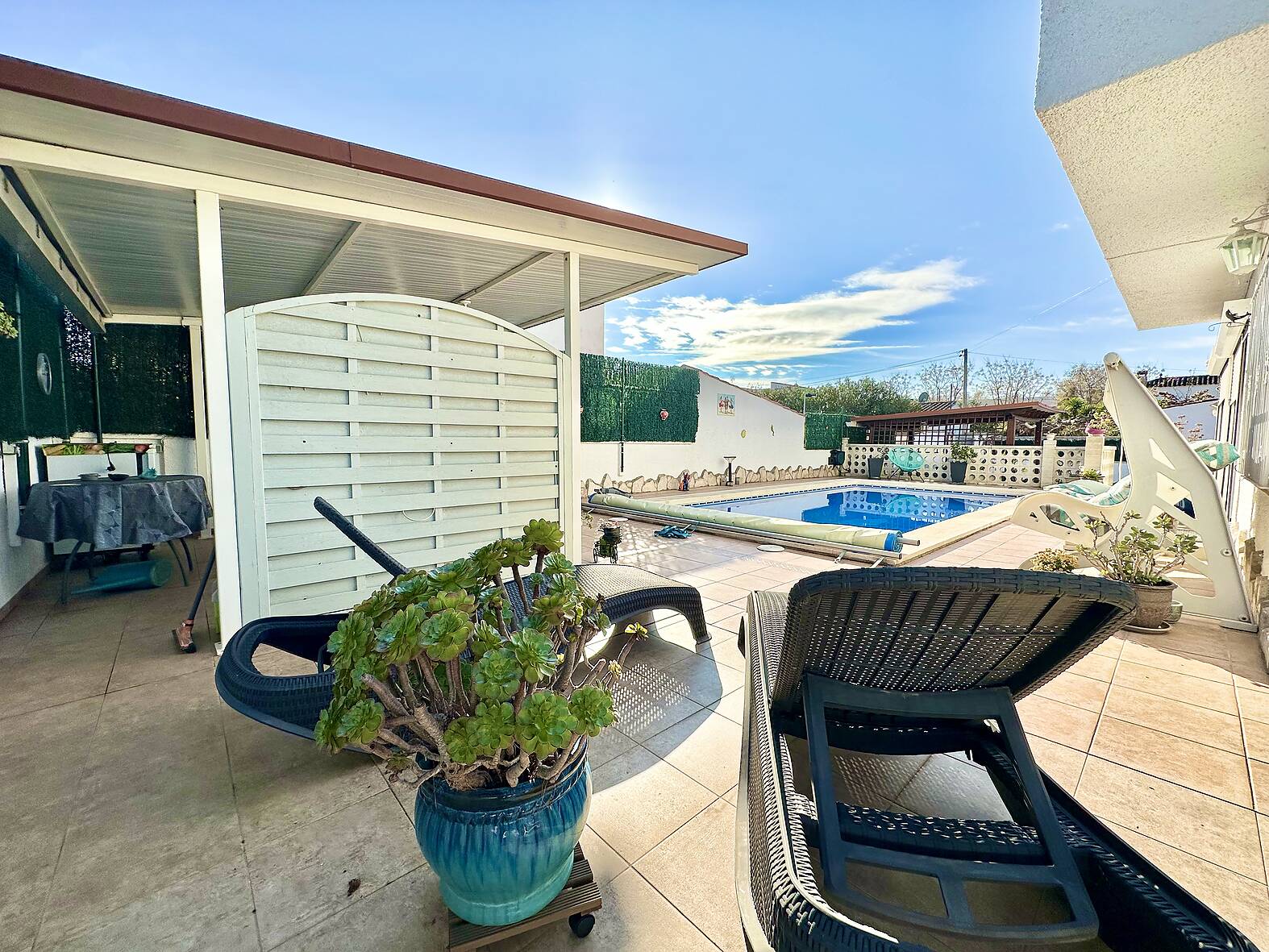 Preciosa casa con piscina y estudio independiente en venta en Empuriabrava