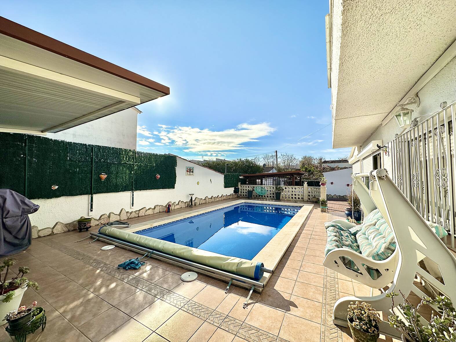 Preciosa casa amb piscina i estudi independent en venda a Empuriabrava