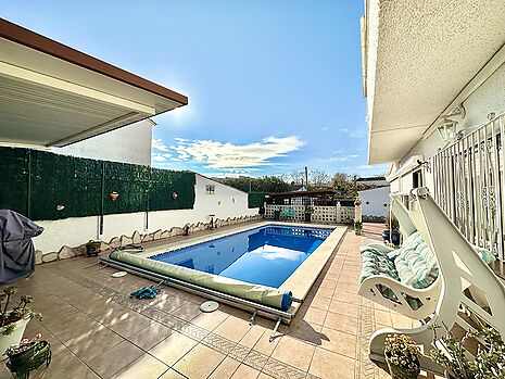 Belle villa avec piscine et studio indépendant à vendre à Empuriabrava