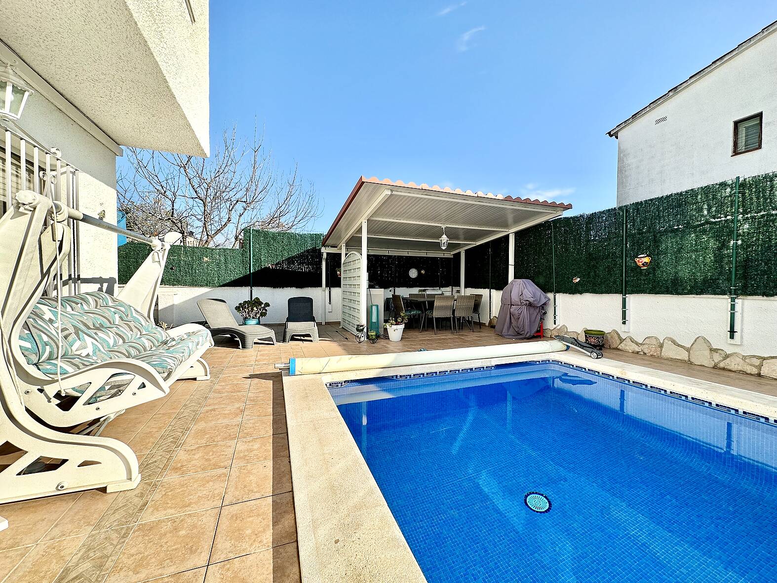 Preciosa casa con piscina y estudio independiente en venta en Empuriabrava