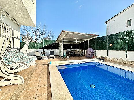 Belle villa avec piscine et studio indépendant à vendre à Empuriabrava