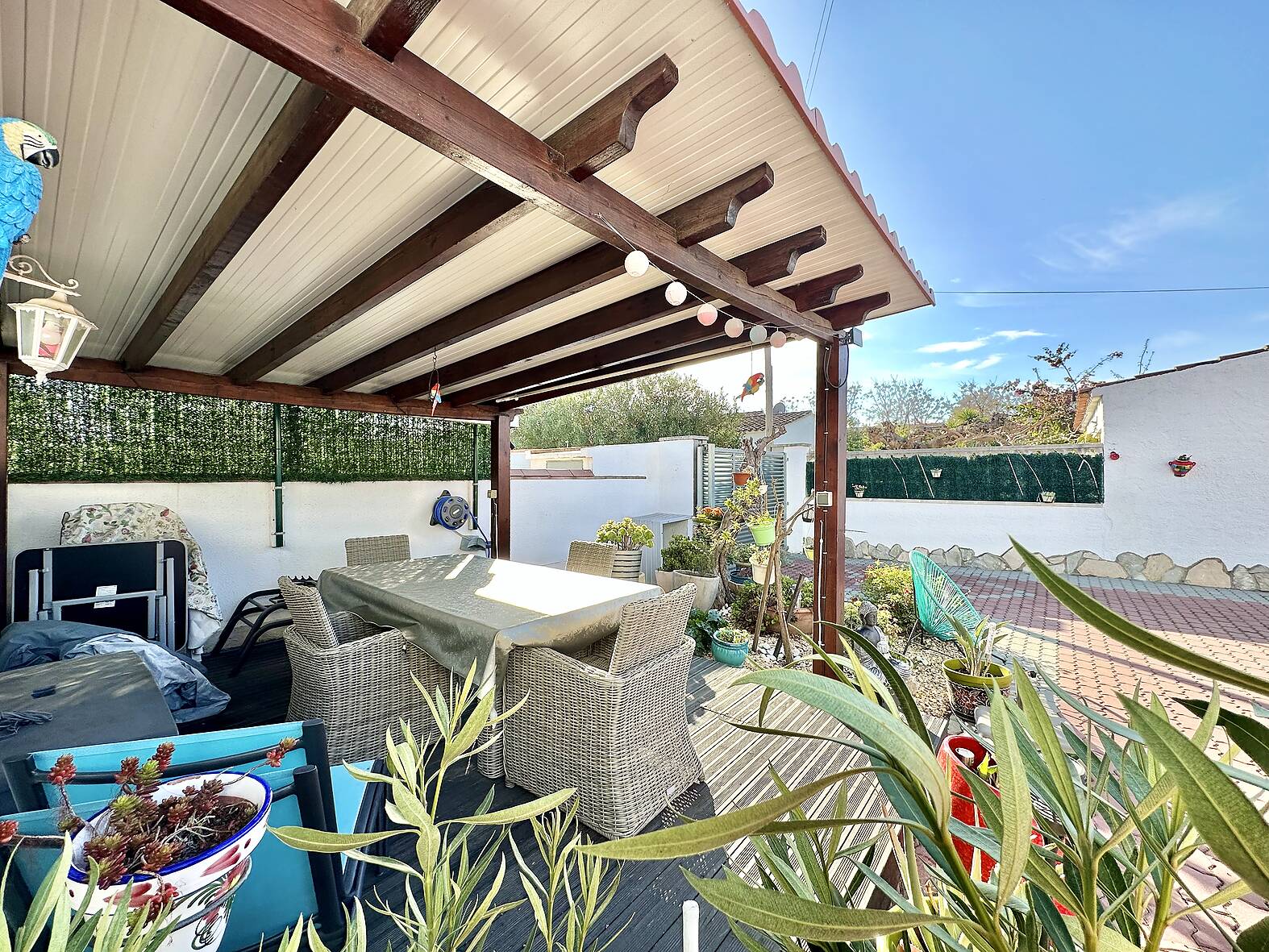 Preciosa casa con piscina y estudio independiente en venta en Empuriabrava