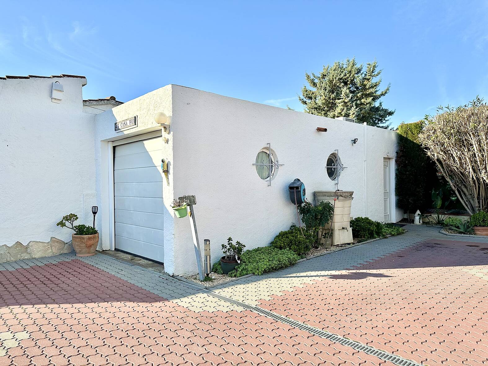 Preciosa casa con piscina y estudio independiente en venta en Empuriabrava