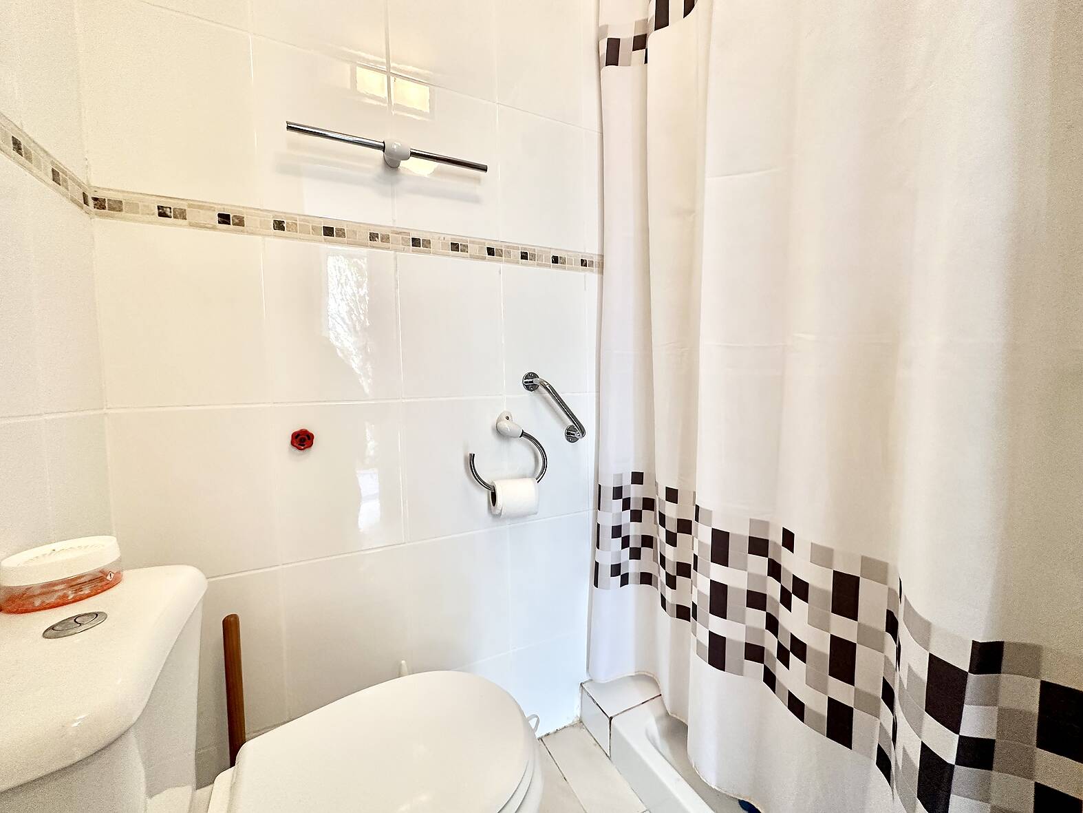 Preciosa casa con piscina y estudio independiente en venta en Empuriabrava