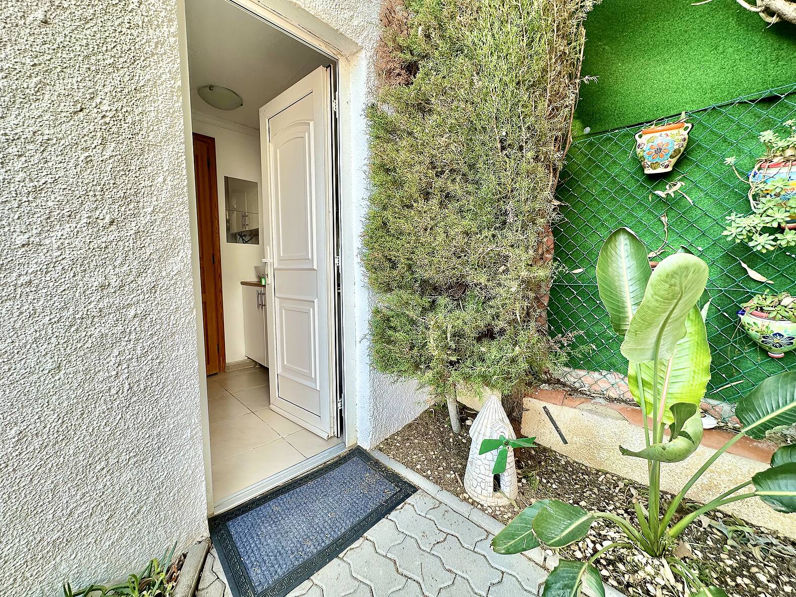 Preciosa casa con piscina y estudio independiente en venta en Empuriabrava