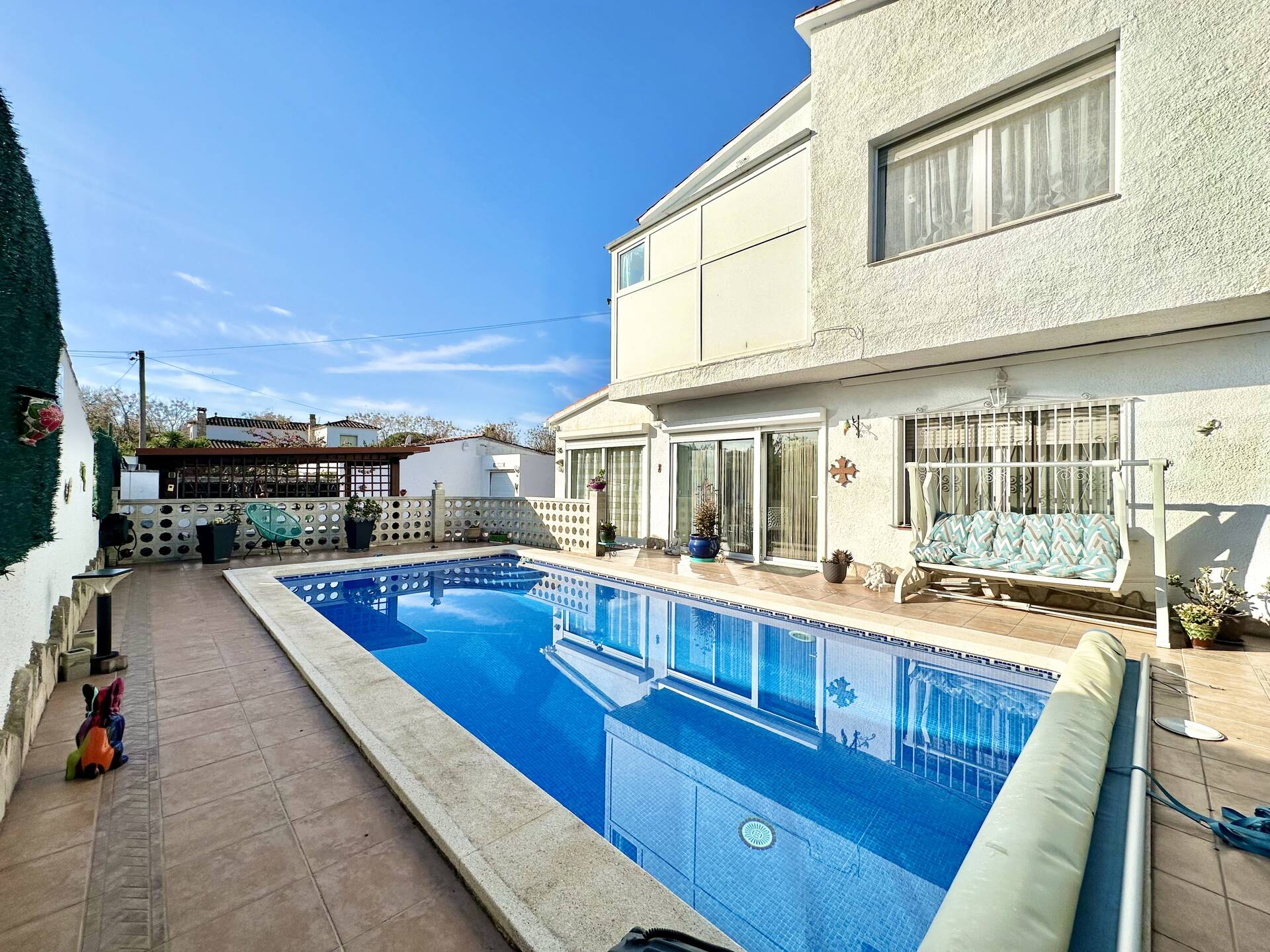 Preciosa casa amb piscina i estudi independent en venda a Empuriabrava