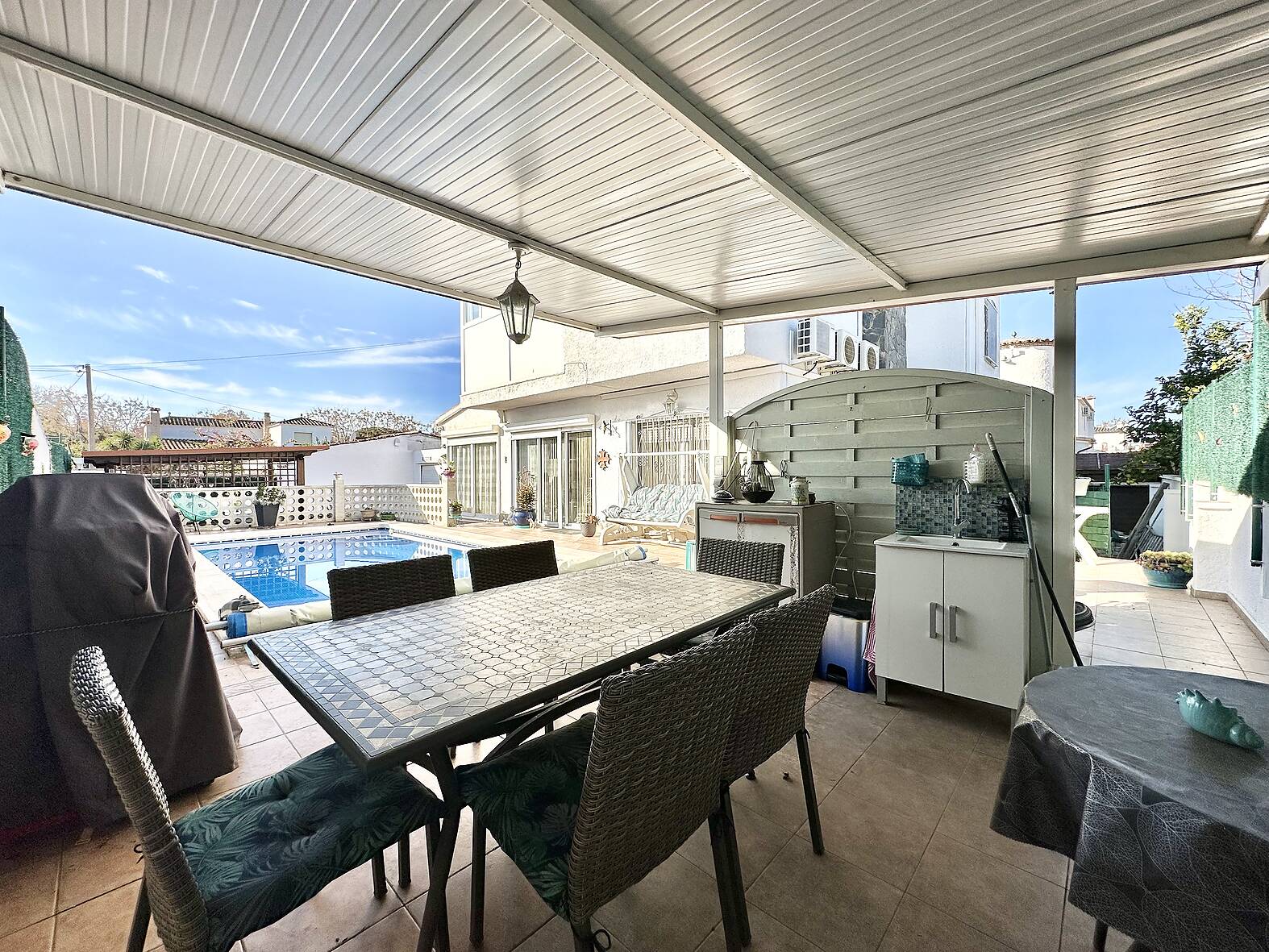 Preciosa casa con piscina y estudio independiente en venta en Empuriabrava