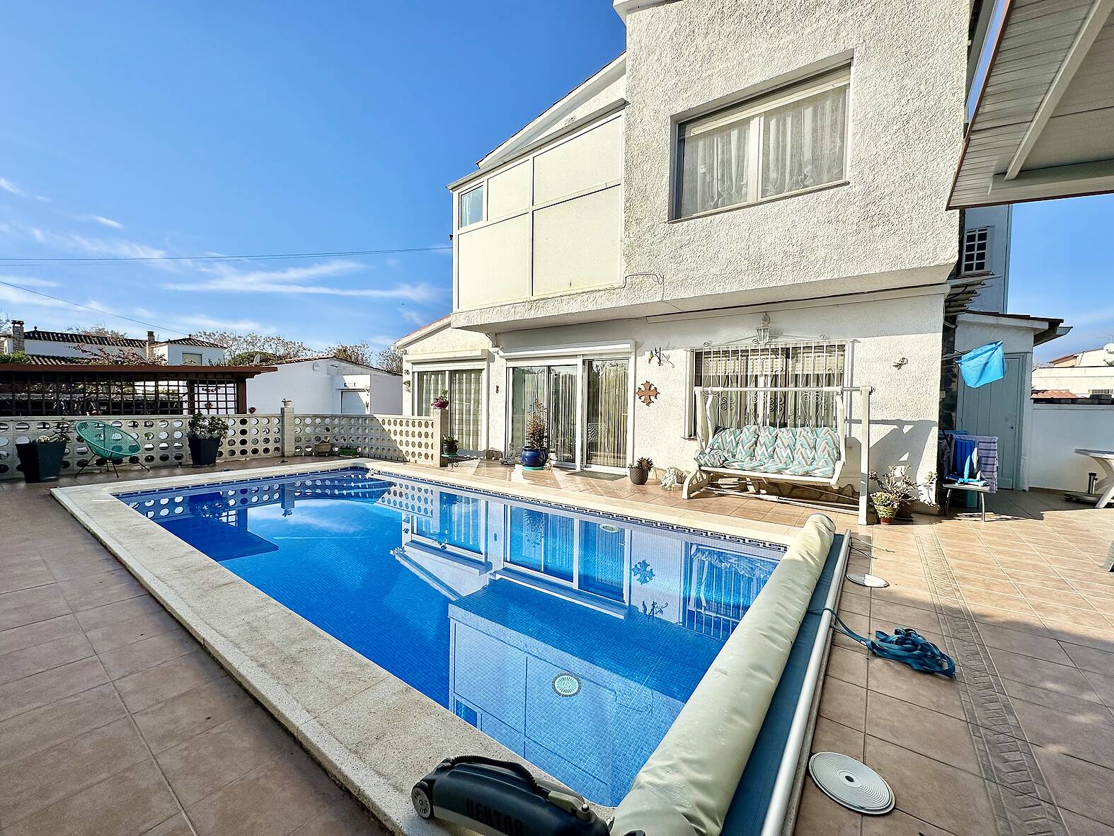 Preciosa casa con piscina y estudio independiente en venta en Empuriabrava