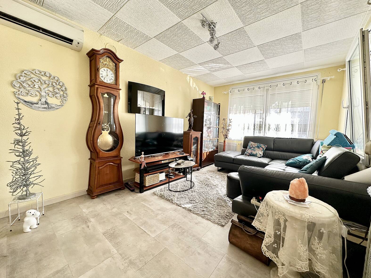 Preciosa casa con piscina y estudio independiente en venta en Empuriabrava