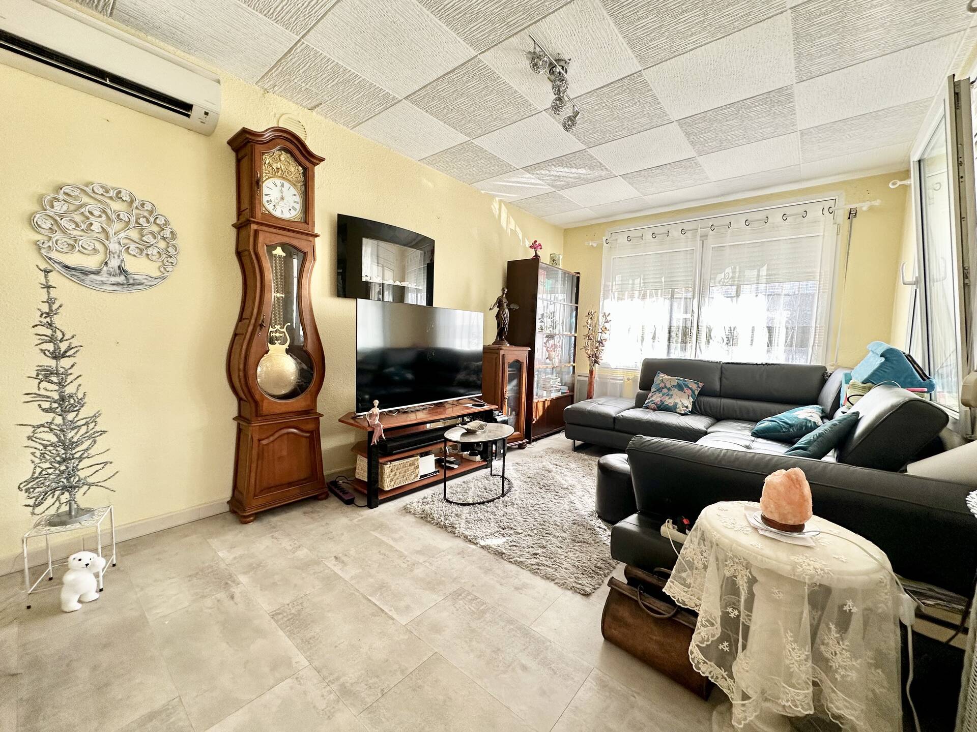 Beautiful house with swimming pool and independent studio for sale in Empuriabrava