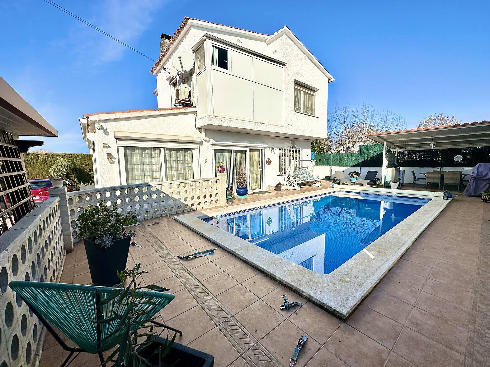 Preciosa casa con piscina y estudio independiente en venta en Empuriabrava