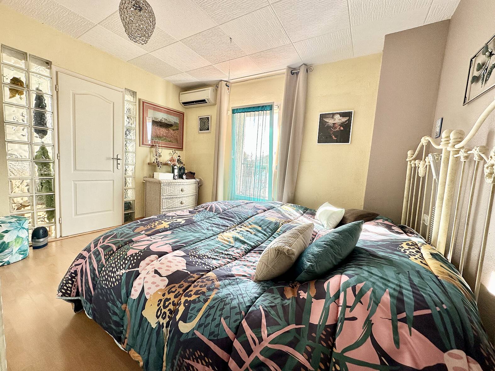 Preciosa casa con piscina y estudio independiente en venta en Empuriabrava