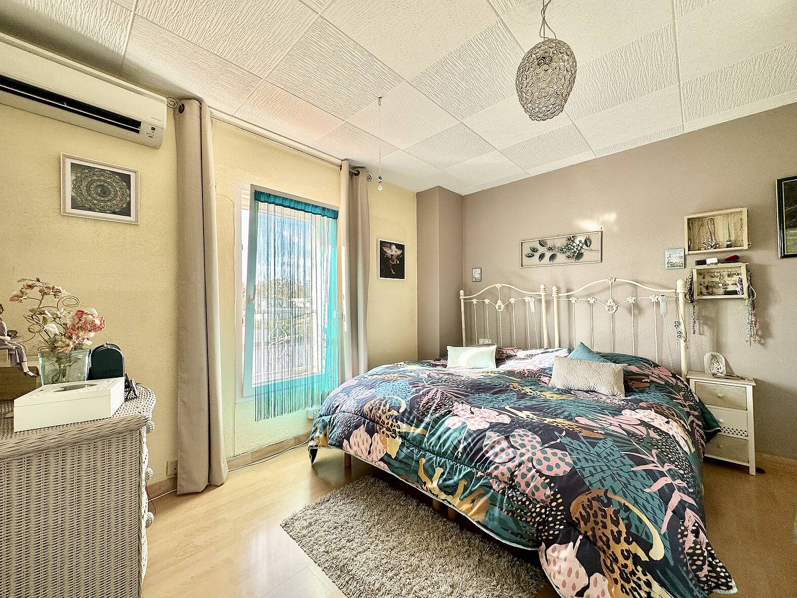 Preciosa casa con piscina y estudio independiente en venta en Empuriabrava