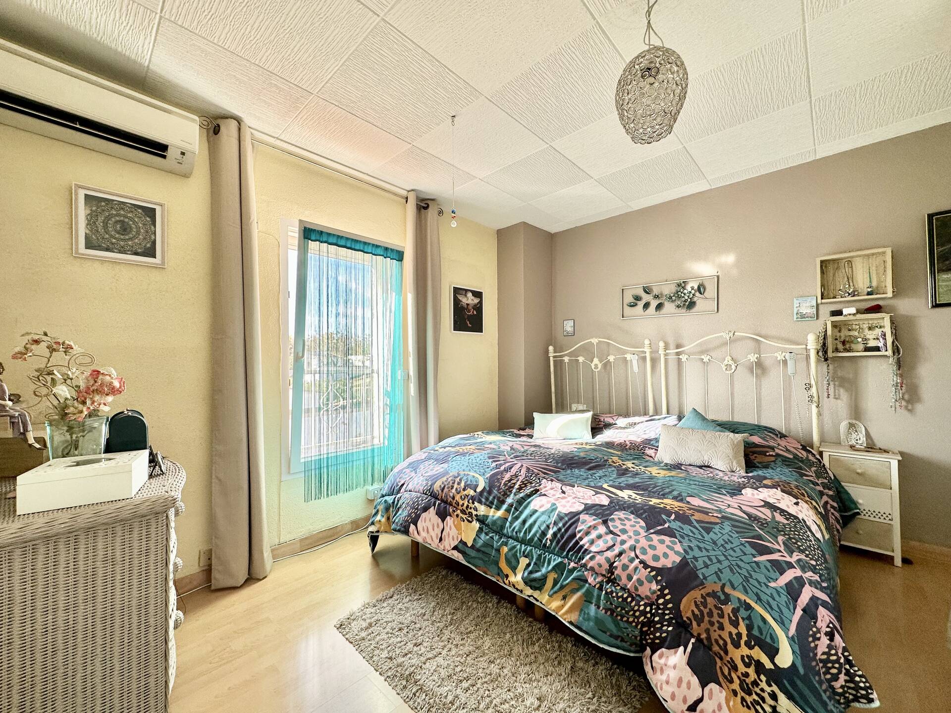 Beautiful house with swimming pool and independent studio for sale in Empuriabrava