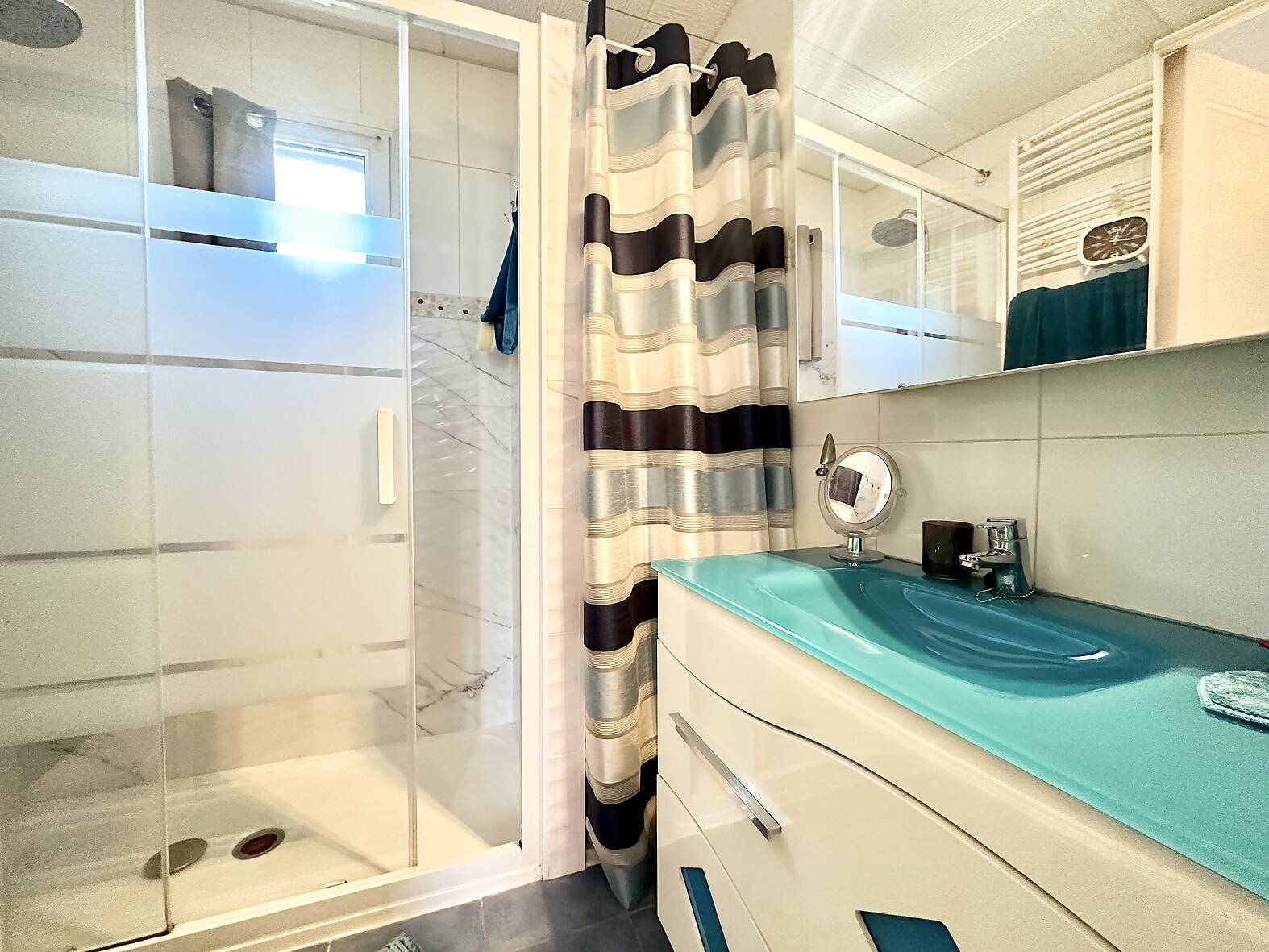 Preciosa casa con piscina y estudio independiente en venta en Empuriabrava