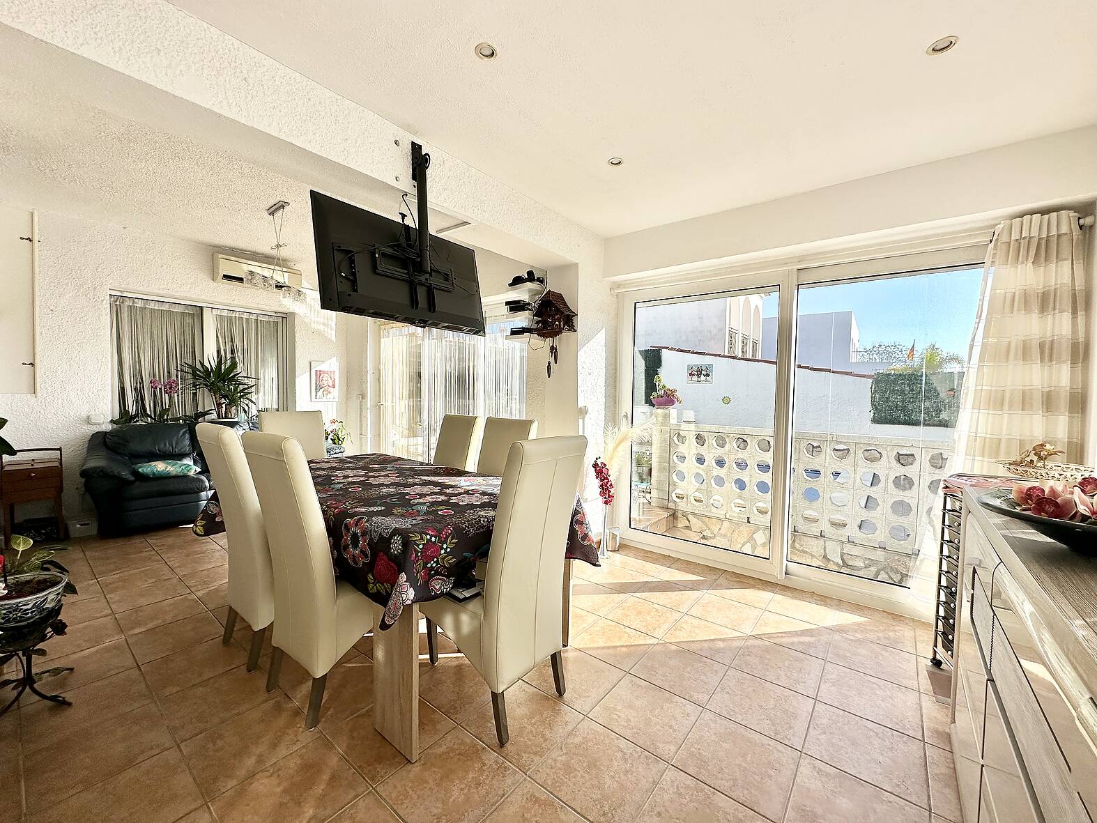 Preciosa casa con piscina y estudio independiente en venta en Empuriabrava