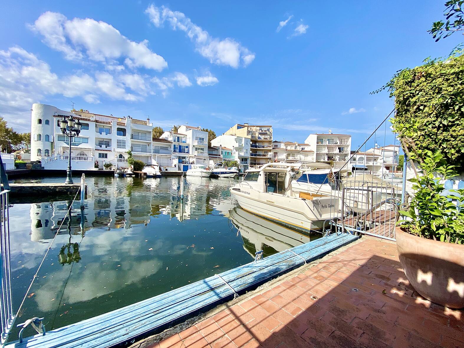 Casa de pescador amb amarratge en venda a Empuriabrava