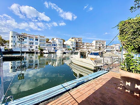 Casa de pescador amb amarratge en venda a Empuriabrava