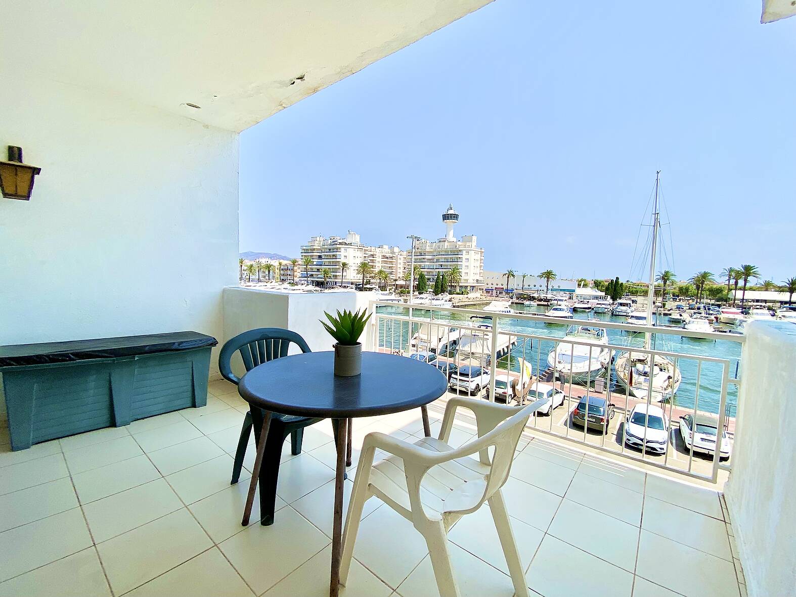 Bonito estudio con hermosas vistas al canal en venta en Empuriabrava