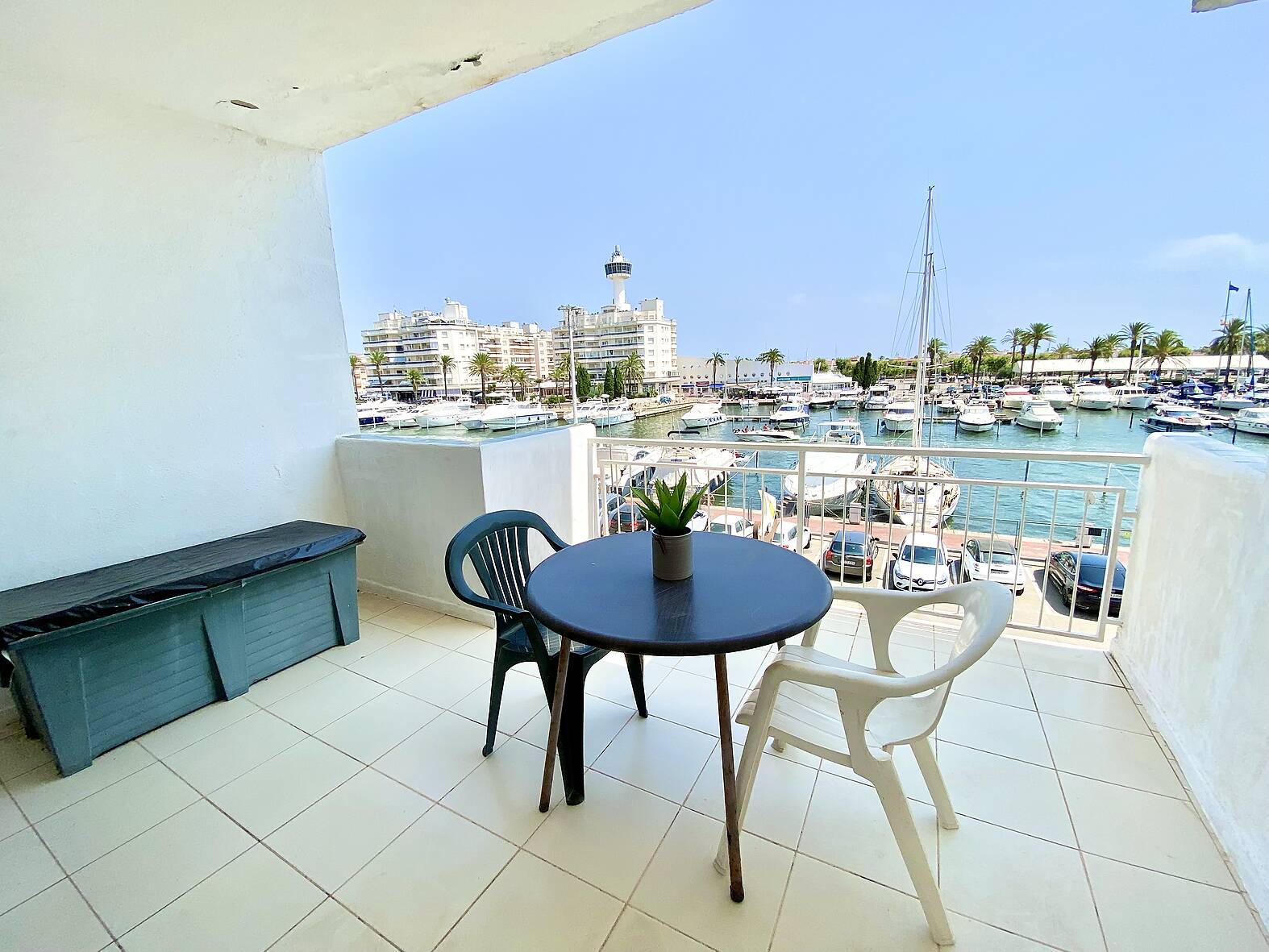 Bonito estudio con hermosas vistas al canal en venta en Empuriabrava