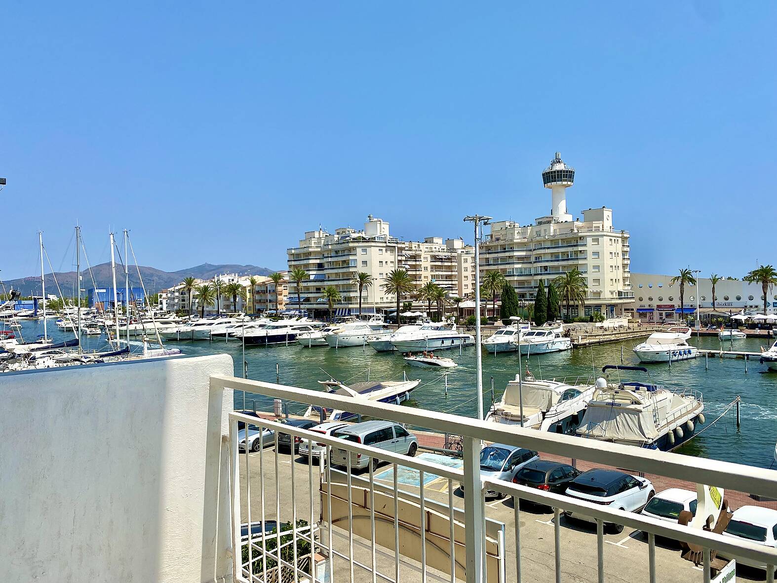 Bonic estudi amb esplèndidas vistas sobre el canal en venda a Empuriabrava