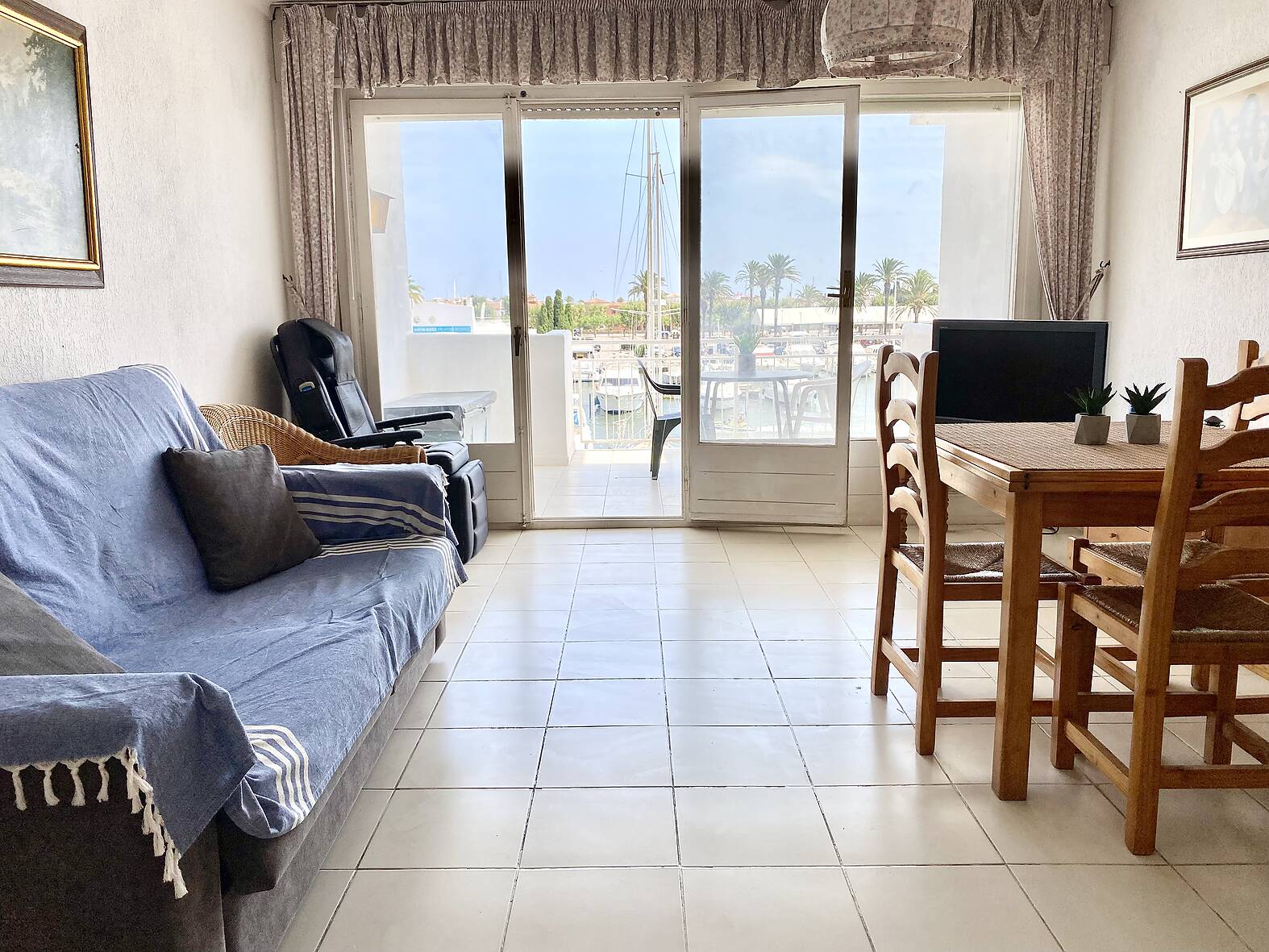 Bonito estudio con hermosas vistas al canal en venta en Empuriabrava