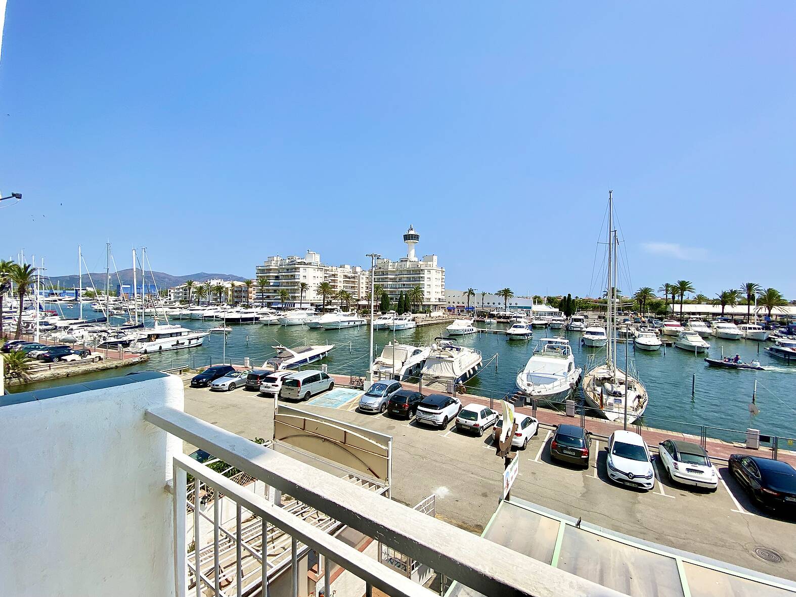 Bonito estudio con hermosas vistas al canal en venta en Empuriabrava