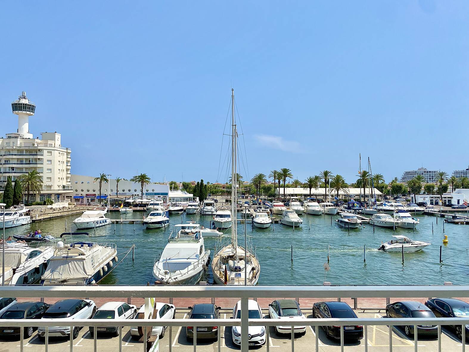 Bonito estudio con hermosas vistas al canal en venta en Empuriabrava