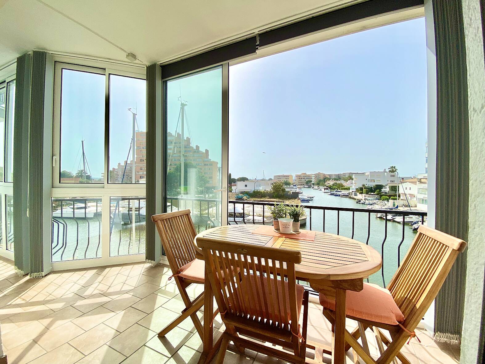 Superb apartment with view of the canal, close to the beach of Santa Margarita