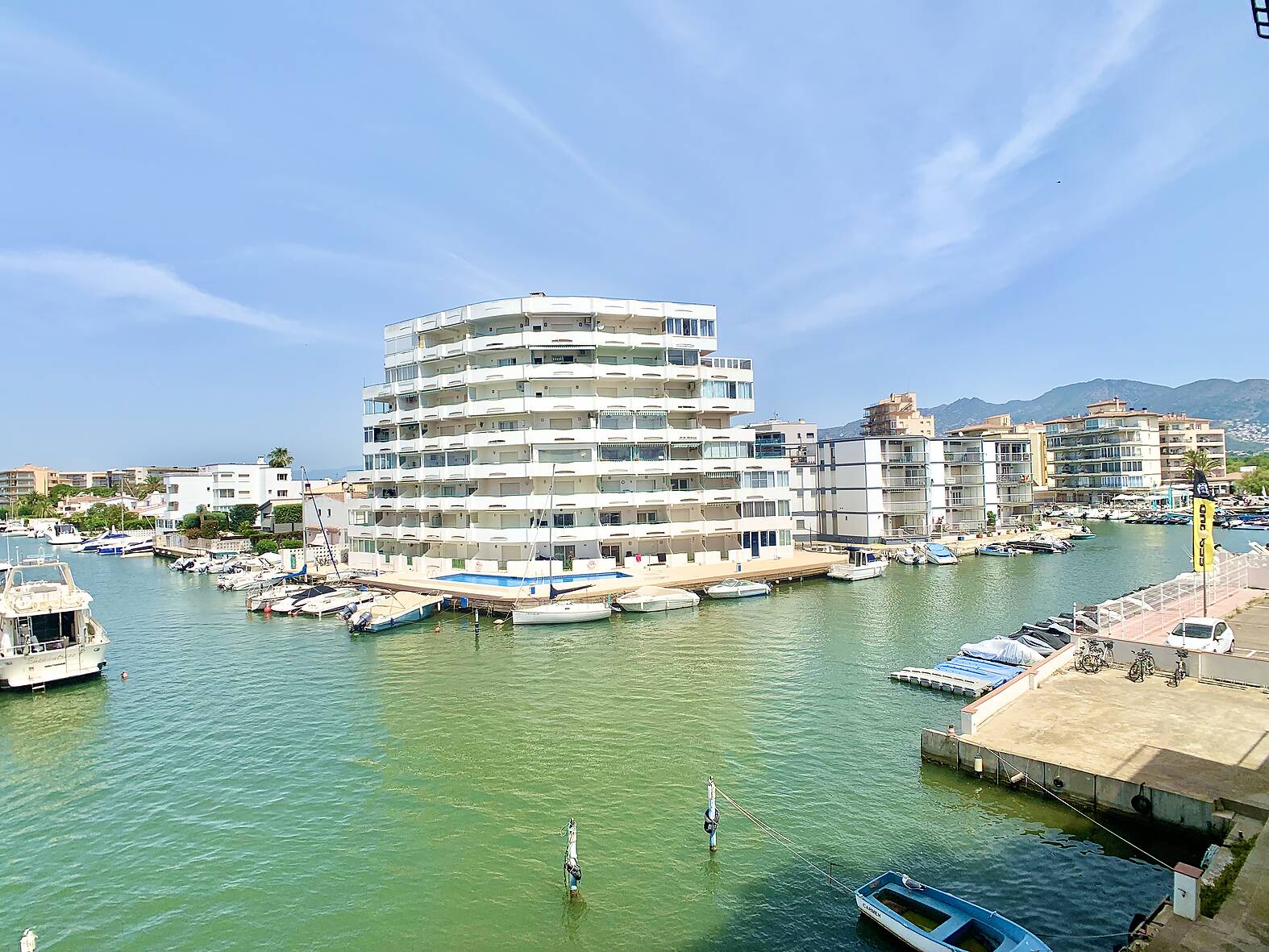 Superb apartment with view of the canal, close to the beach of Santa Margarita