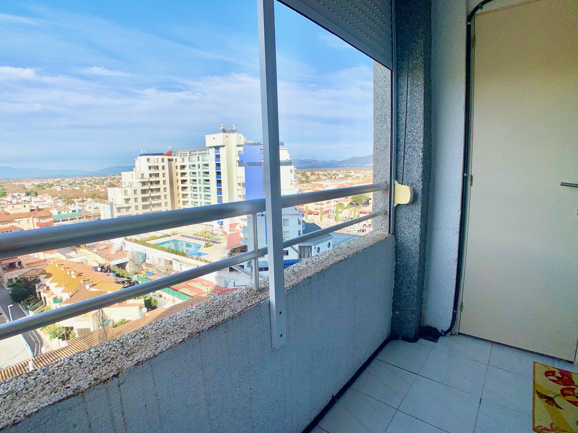 Bonito estudio con una hermosa vista al canal en venta en Empuriabrava