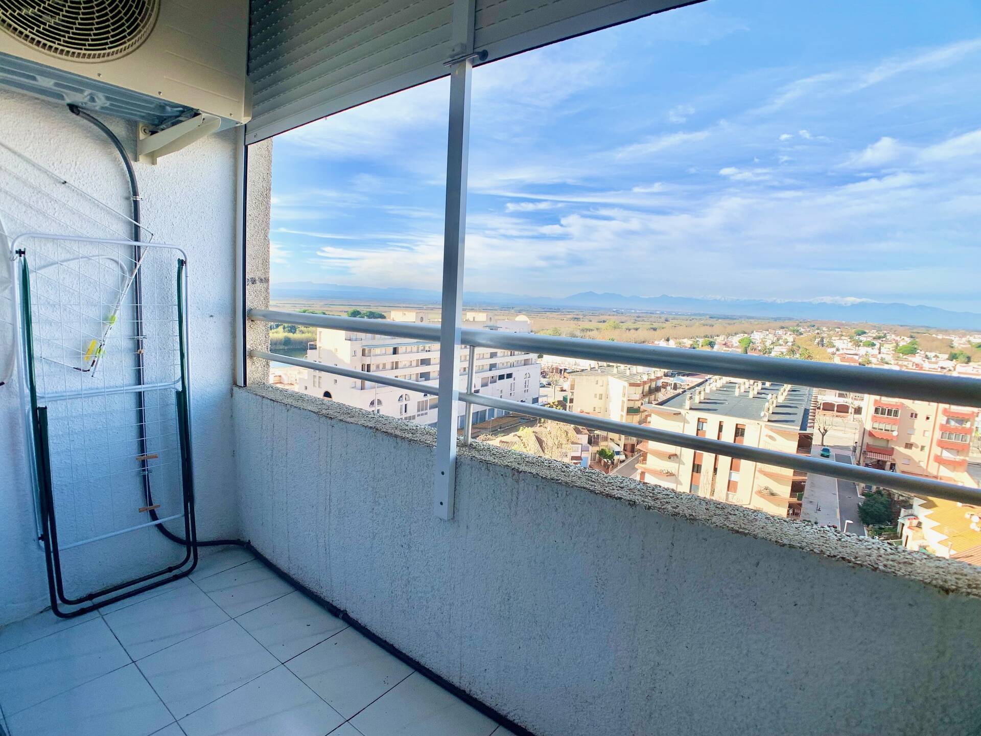 Bonito estudio con una hermosa vista al canal en venta en Empuriabrava