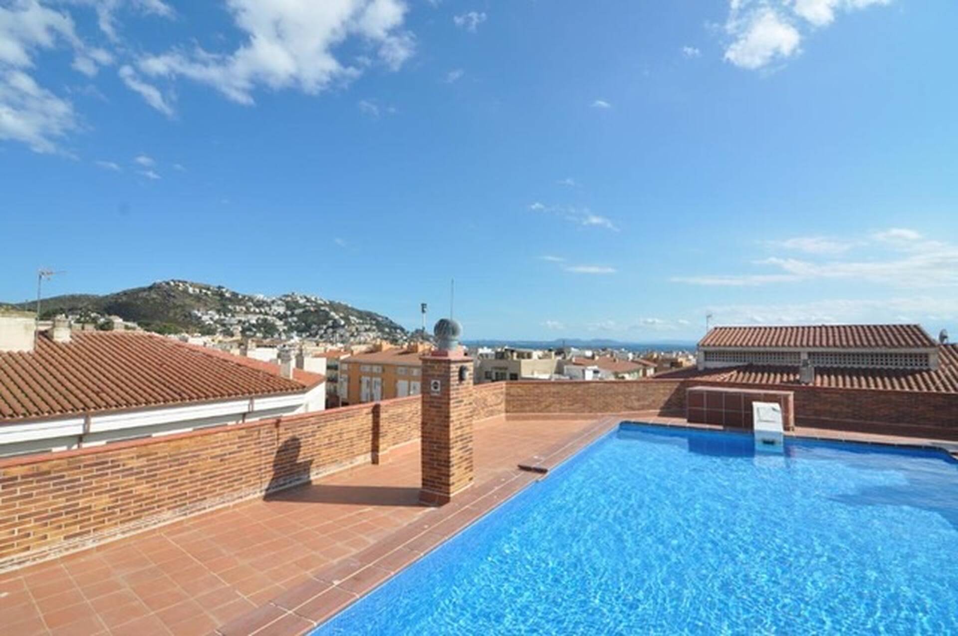 Beautiful apartment with jacuzzi and pool for sale in Rosas