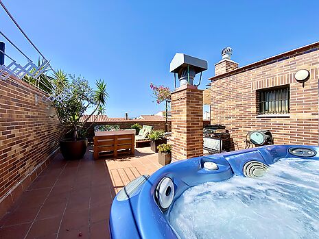 Precioso apartamento con jacuzzi piscina en venta en Rosas