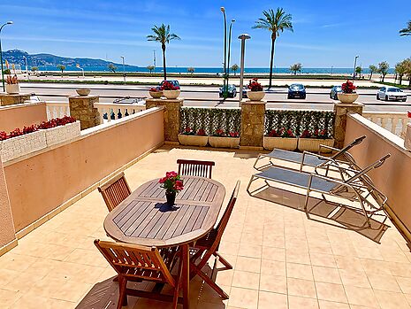 Beautiful seafront apartment with parking and tourist license for sale in Empuriabrava.