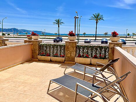 Beautiful seafront apartment with parking and tourist license for sale in Empuriabrava.